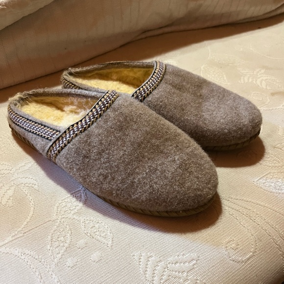 Slippers - Picture 3 of 5